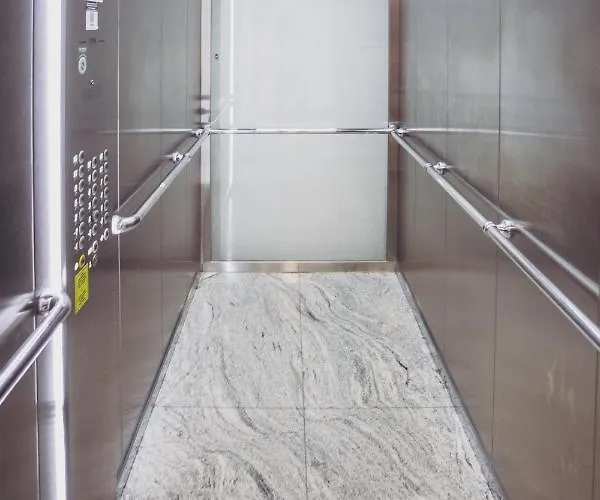 Art I Basen & W Centrum Z Balkonem, Faktura Vat